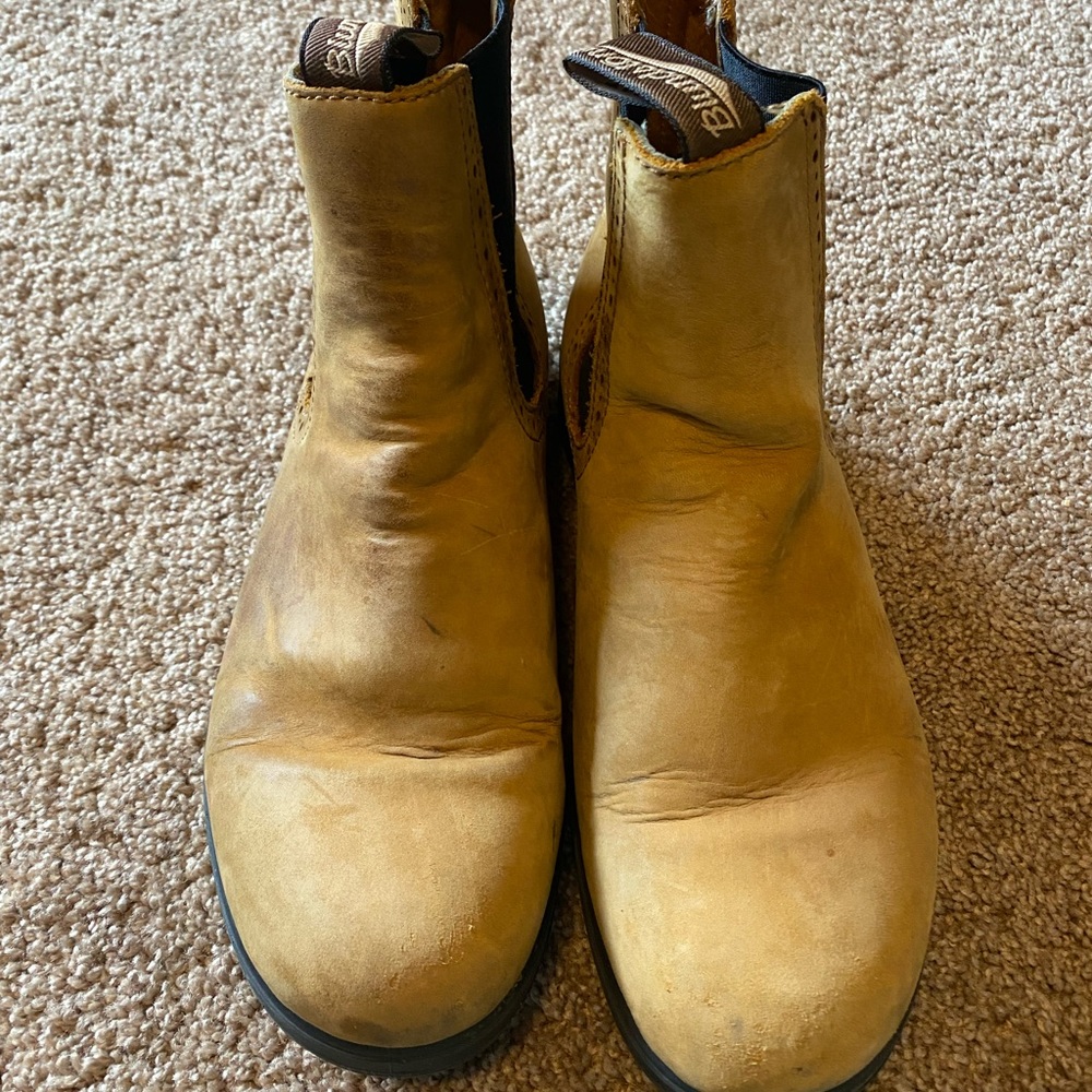 Tan blundstones